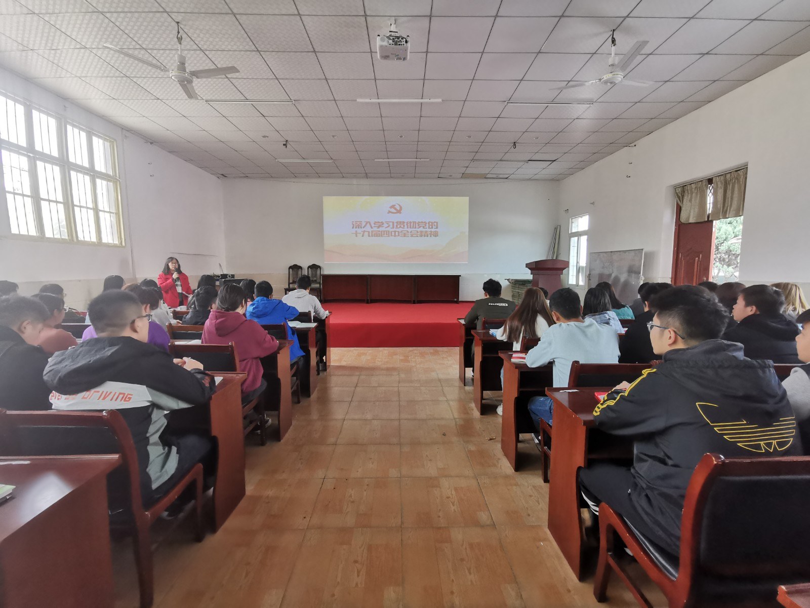 bat365组织全体入党积极分子集中学习十九届四中全会精神