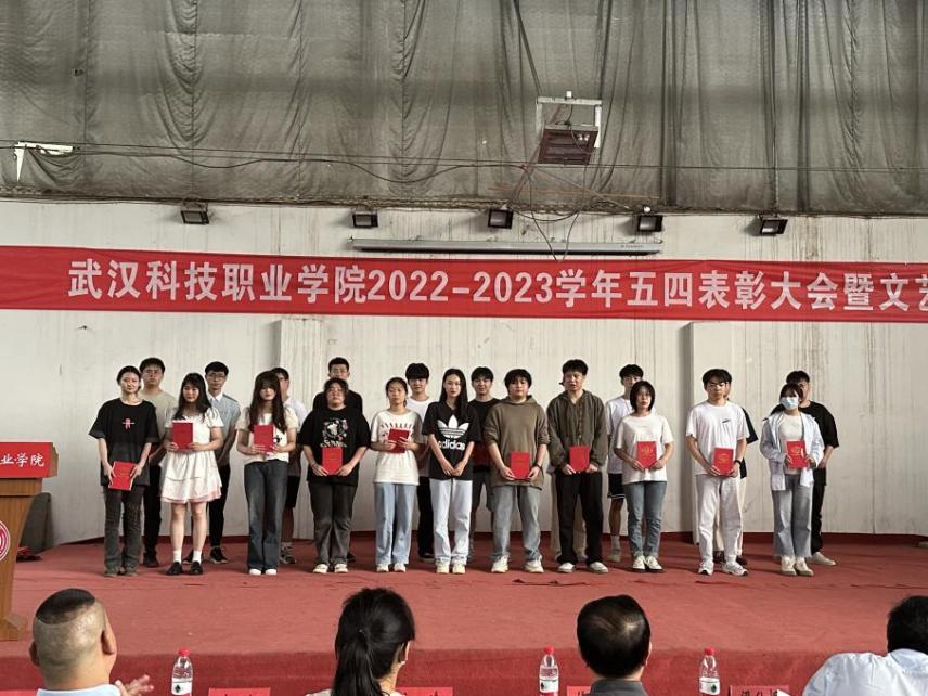 bat365举办2022-2023学年“五四”表彰大会暨文艺汇演