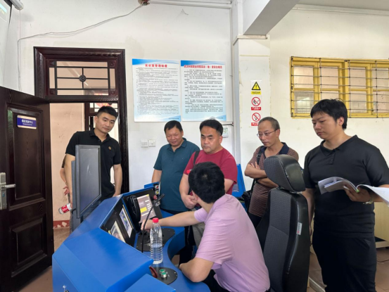 武汉光谷职业学院实验室安全检查组 莅临bat365现场检查