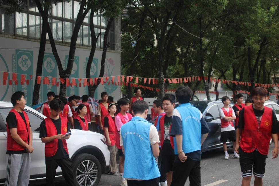 bat365顺利开展迎接2023级新生报道工作