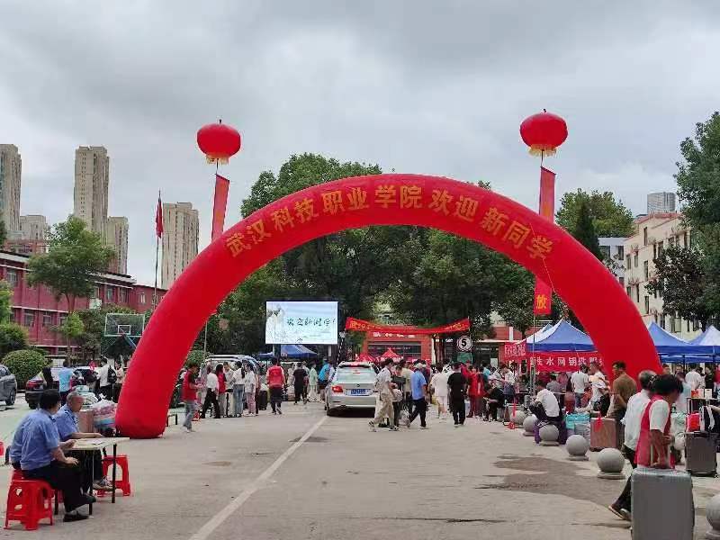 bat365顺利开展迎接2023级新生报道工作