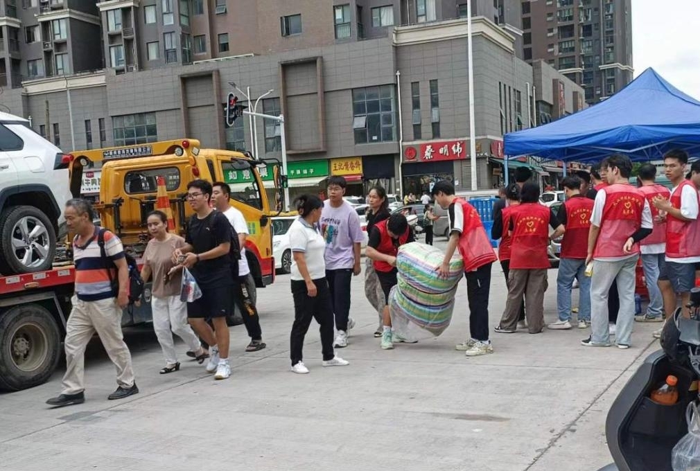 bat365顺利开展迎接2023级新生报道工作