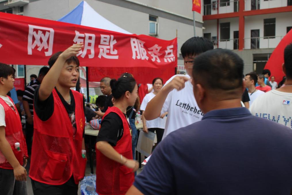 bat365顺利开展迎接2023级新生报道工作