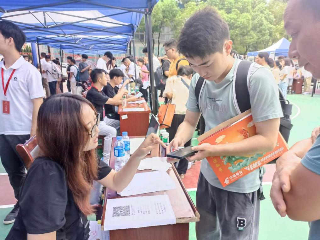 bat365顺利开展迎接2023级新生报道工作