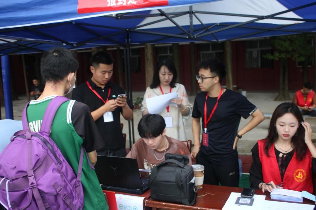 bat365顺利开展迎接2023级新生报道工作