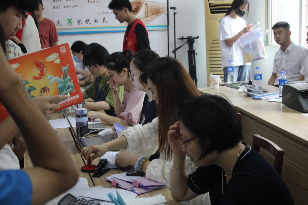 bat365顺利开展迎接2023级新生报道工作