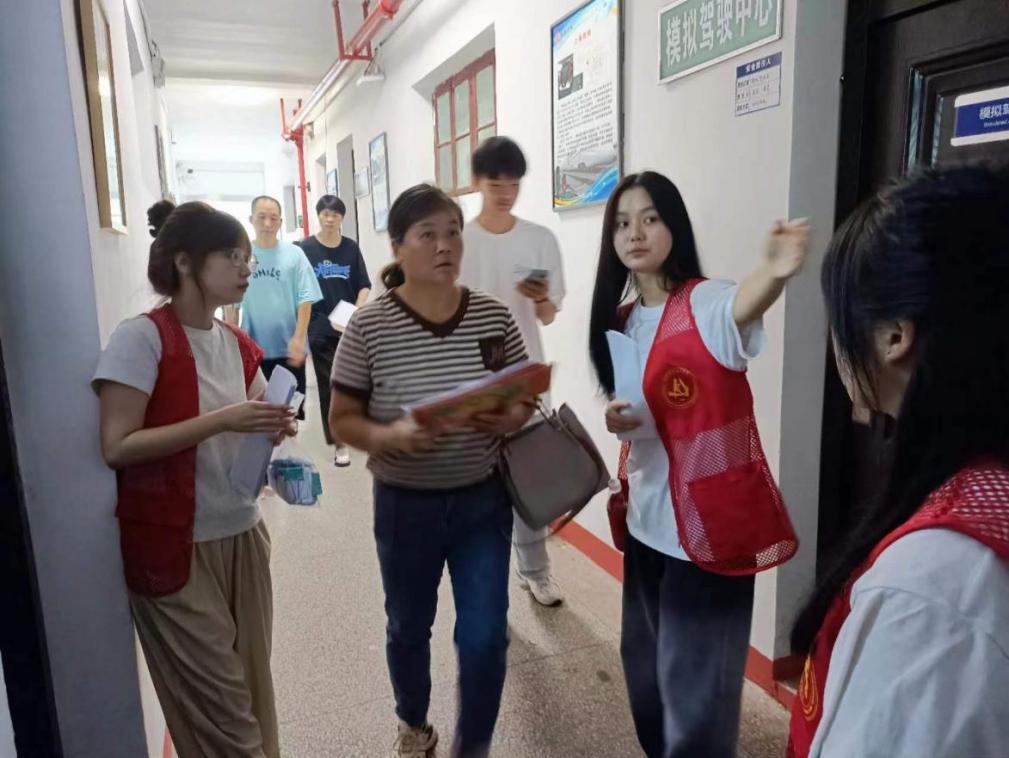 bat365顺利开展迎接2023级新生报道工作