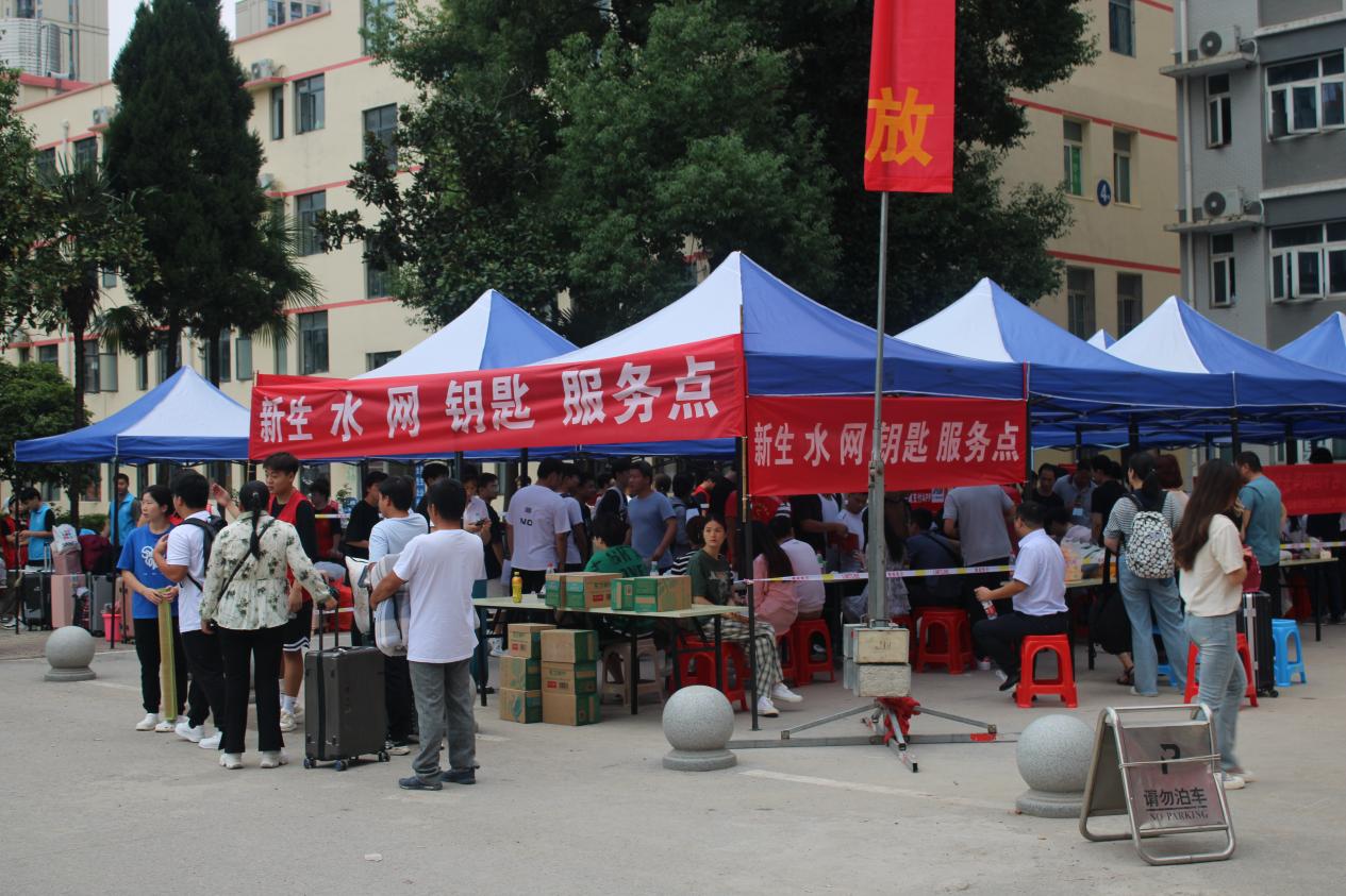 bat365顺利开展迎接2023级新生报道工作