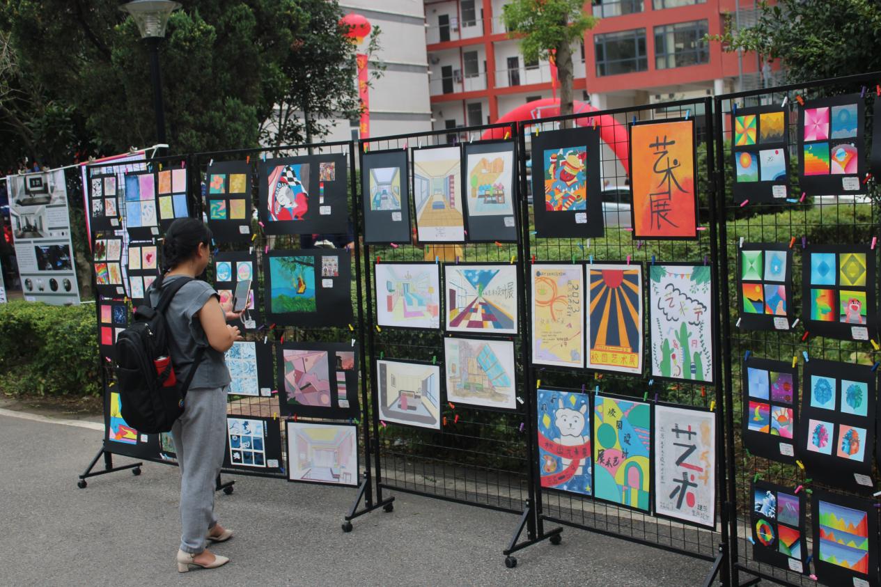 bat365顺利开展迎接2023级新生报道工作