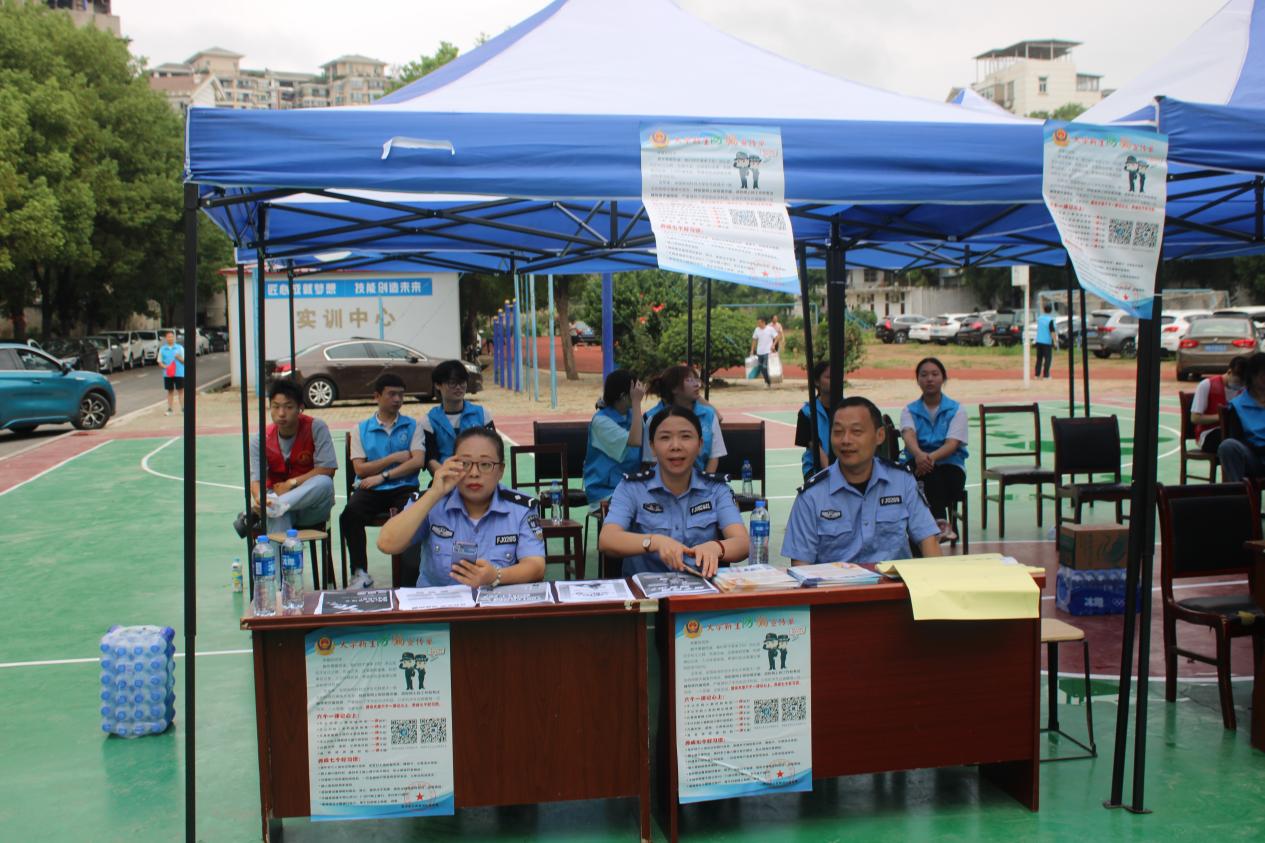 bat365顺利开展迎接2023级新生报道工作