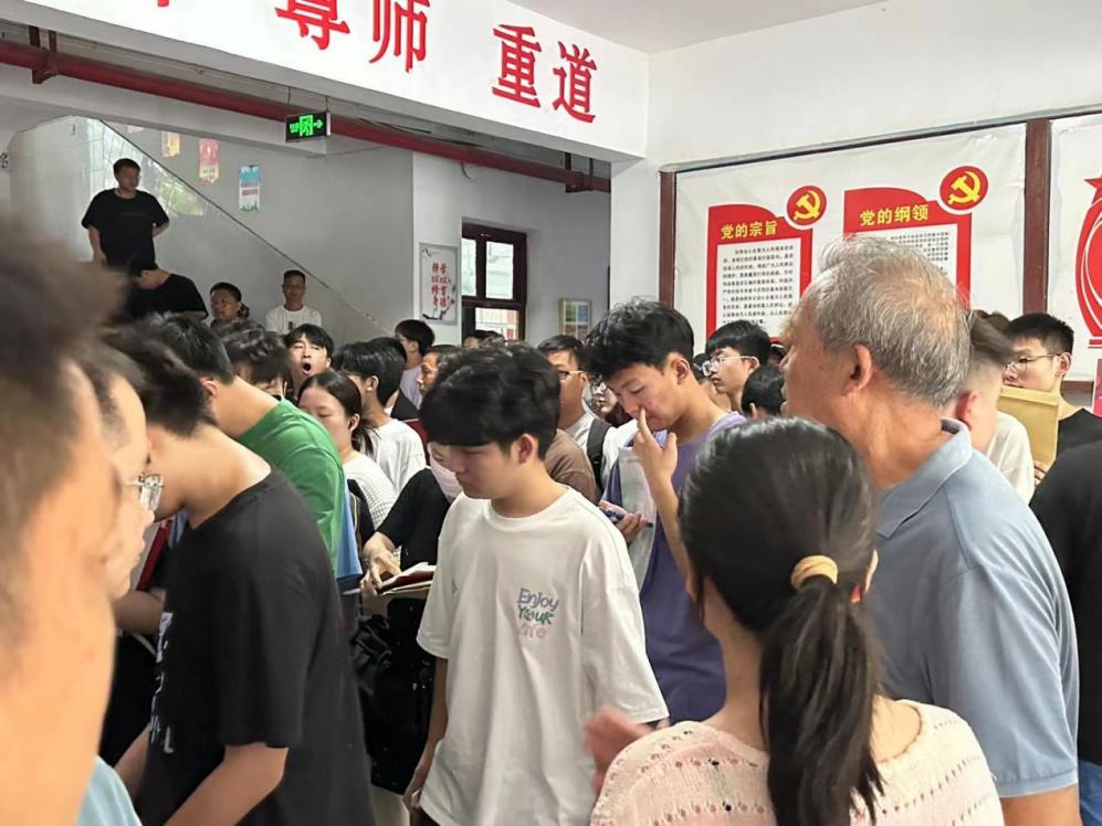 bat365顺利开展迎接2023级新生报道工作