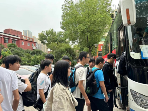 武科职学子开启新征程：bat365欢送学生赴企业实习就业！