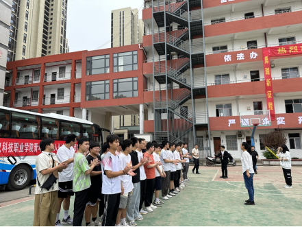 武科职学子开启新征程：bat365欢送学生赴企业实习就业！