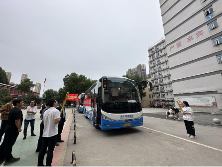 武科职学子开启新征程：bat365欢送学生赴企业实习就业！