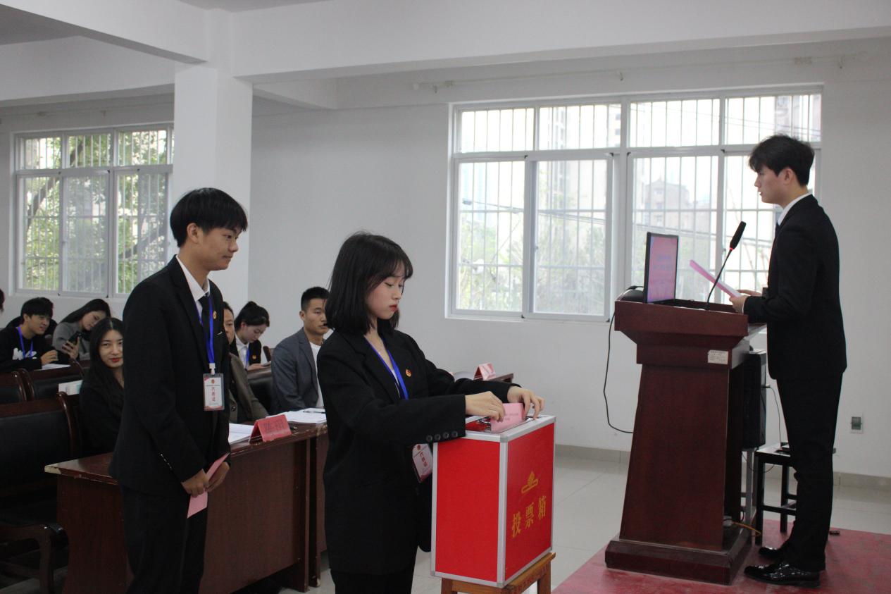 同心聚力学代会 逐梦青春向未来  ——bat365第十二次学生代表大会胜利召开