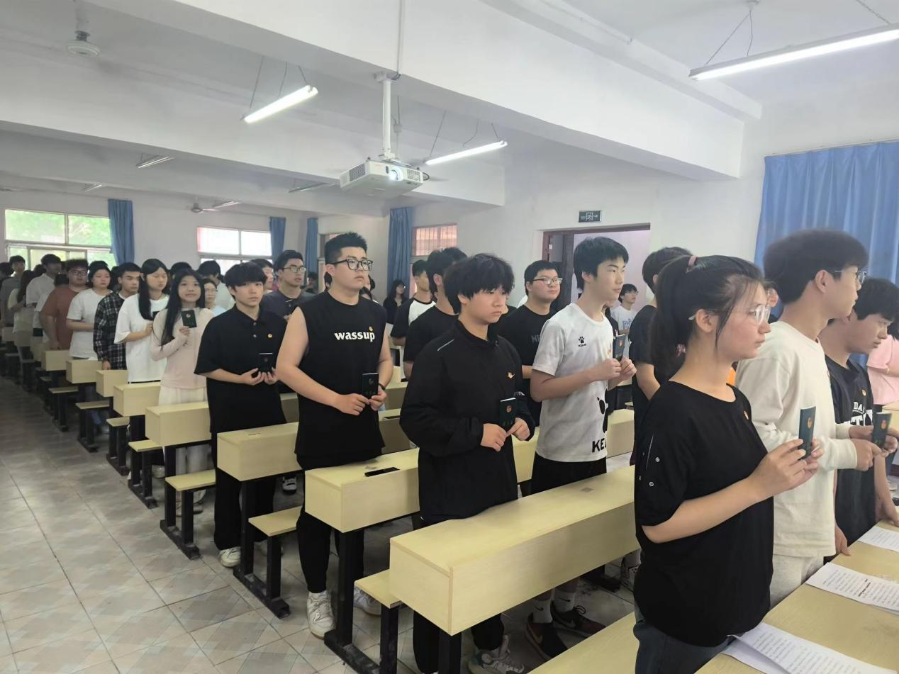 青春心向党，奋斗新征程 ——bat365在线中国官网登录入口第五期团课结业典礼暨入团仪式