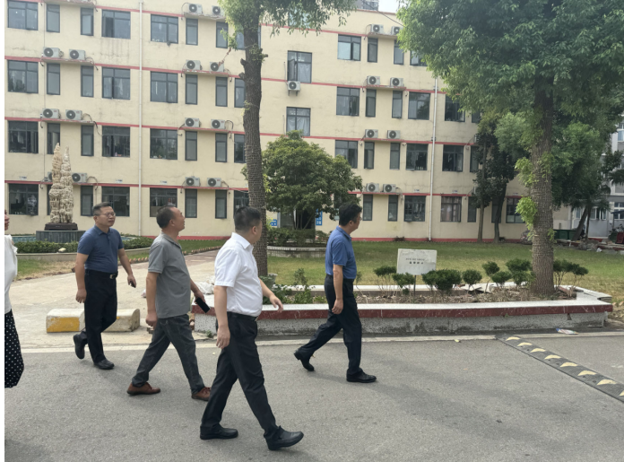 武汉市教育局领导实地指导bat365开学迎新准备工作