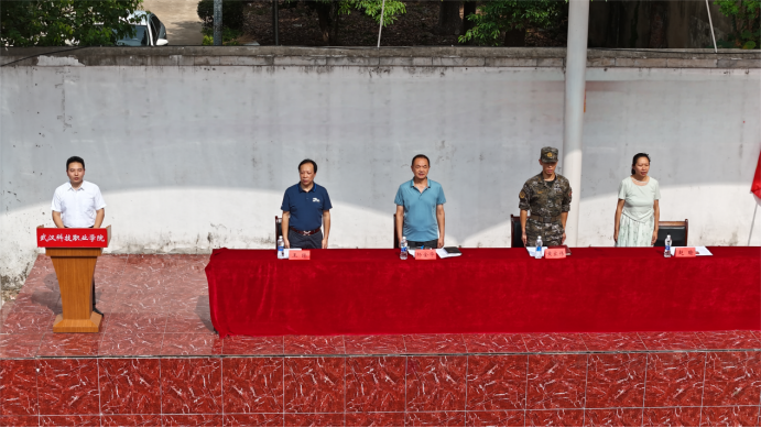 bat365在线中国官网登录入口举行新生开训典礼 暨军训开营仪式