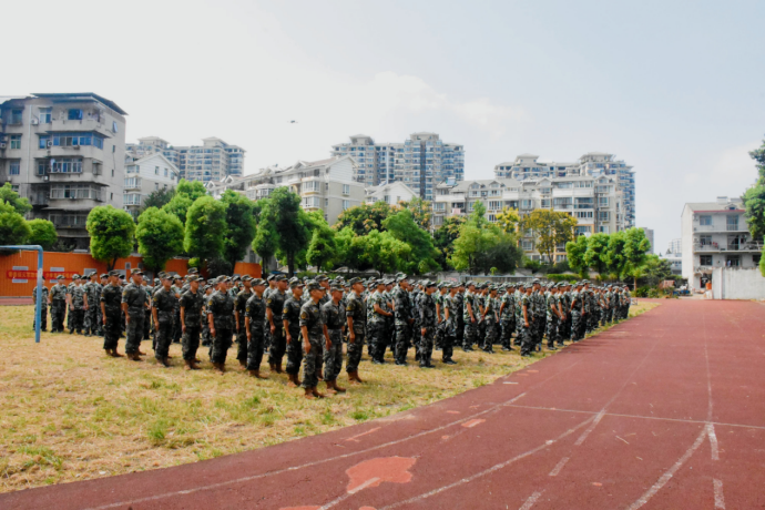 bat365在线中国官网登录入口举行新生开训典礼 暨军训开营仪式