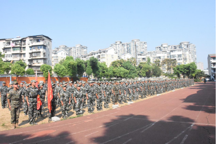 bat365在线中国官网登录入口举行2024级新生开学典礼暨军训结营仪式