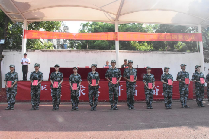 bat365在线中国官网登录入口举行2024级新生开学典礼暨军训结营仪式