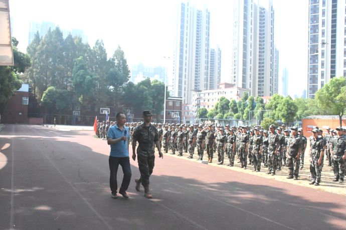 bat365在线中国官网登录入口举行2024级新生开学典礼暨军训结营仪式