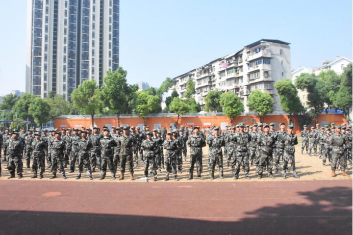 bat365在线中国官网登录入口举行2024级新生开学典礼暨军训结营仪式