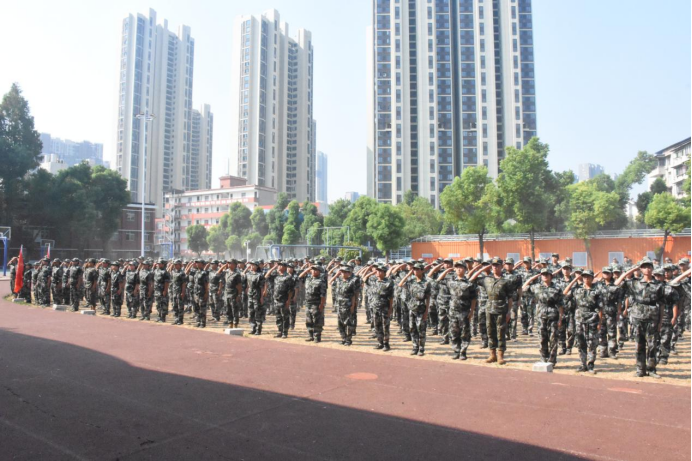 bat365在线中国官网登录入口举行2024级新生开学典礼暨军训结营仪式