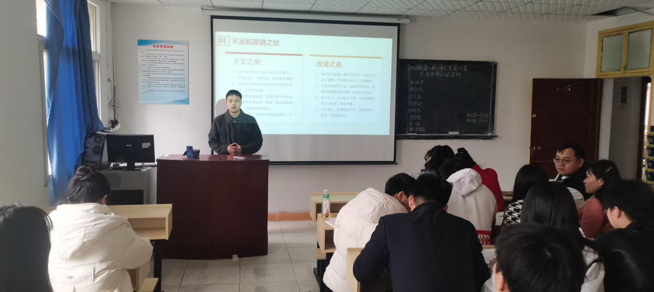 “答”入党初心，“辩”青春担当