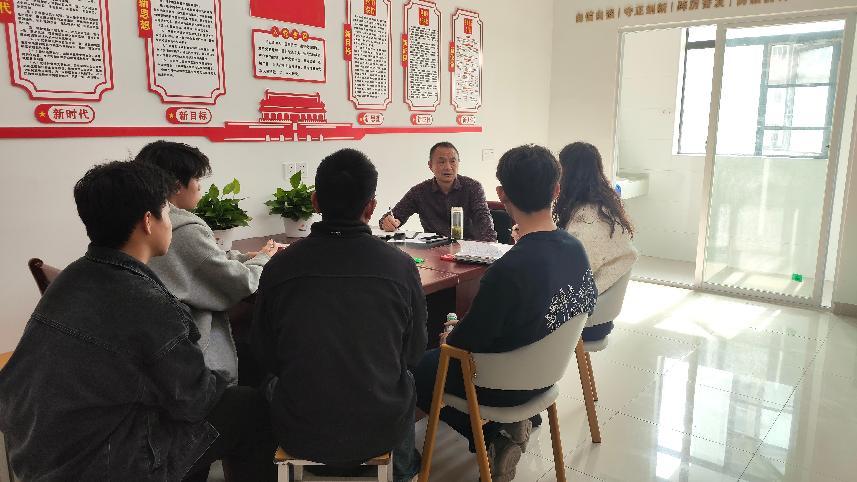 bat365在线中国官网登录入口党委书记进学生社区 践行中央八项规定精神