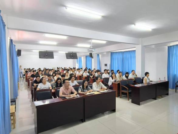 武汉市中心医院来bat365开展心理健康讲座