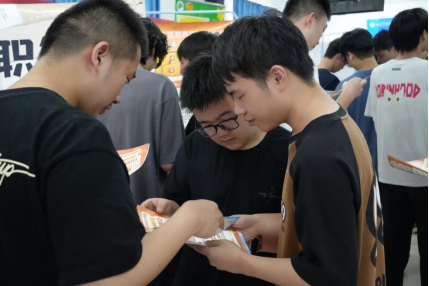 毕业进行时，就业零距离:  bat365在线中国官网登录入口毕业证领取日巧设就业直通车