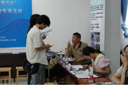 毕业进行时，就业零距离:  bat365在线中国官网登录入口毕业证领取日巧设就业直通车