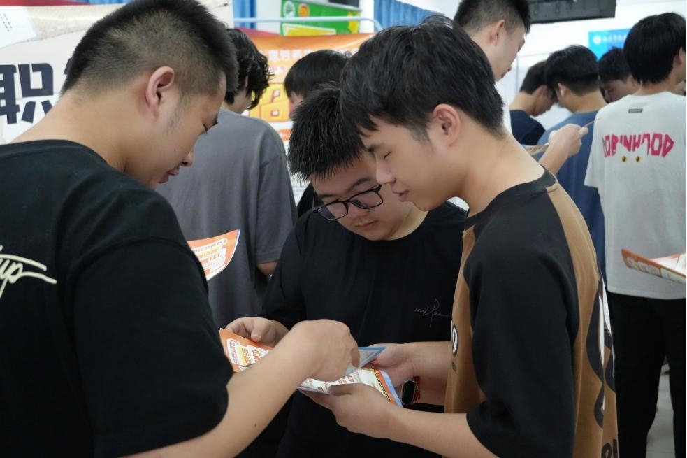 毕业进行时，就业零距离:  bat365在线中国官网登录入口毕业证领取日巧设就业直通车