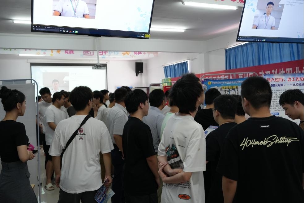 毕业进行时，就业零距离:  bat365在线中国官网登录入口毕业证领取日巧设就业直通车