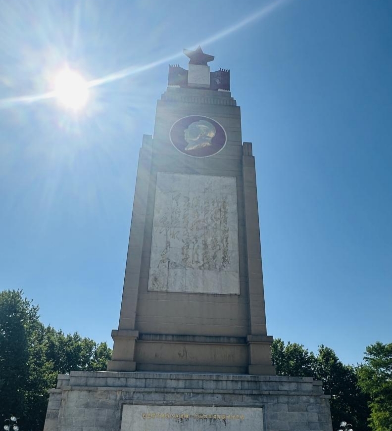 汲取防汛精神力量，共筑高校党建新篇——bat365在线中国官网登录入口、武汉城市职业学院计算机与电子信息工程学院共赴武汉防汛纪念碑开展主题党建活动