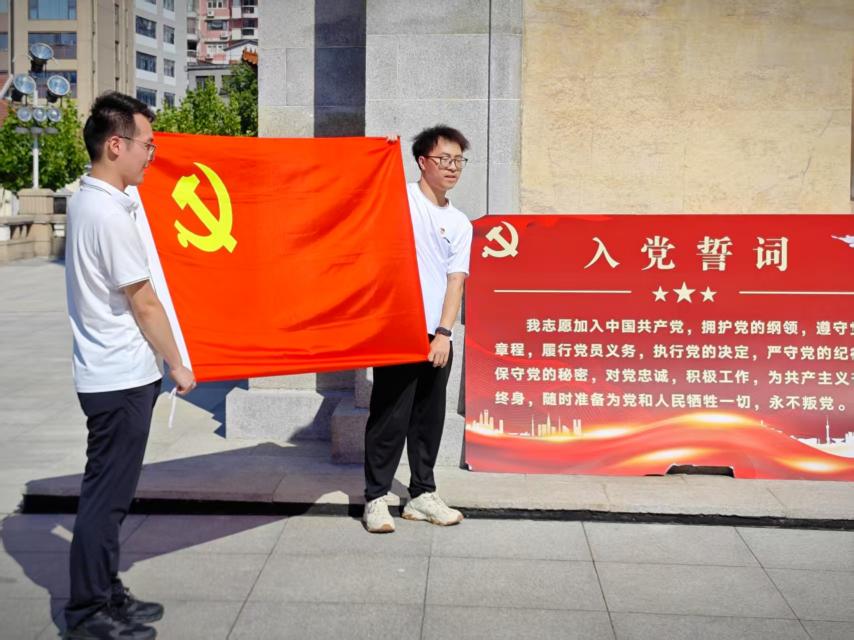 汲取防汛精神力量，共筑高校党建新篇——bat365在线中国官网登录入口、武汉城市职业学院计算机与电子信息工程学院共赴武汉防汛纪念碑开展主题党建活动