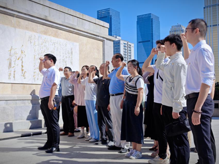 汲取防汛精神力量，共筑高校党建新篇——bat365在线中国官网登录入口、武汉城市职业学院计算机与电子信息工程学院共赴武汉防汛纪念碑开展主题党建活动