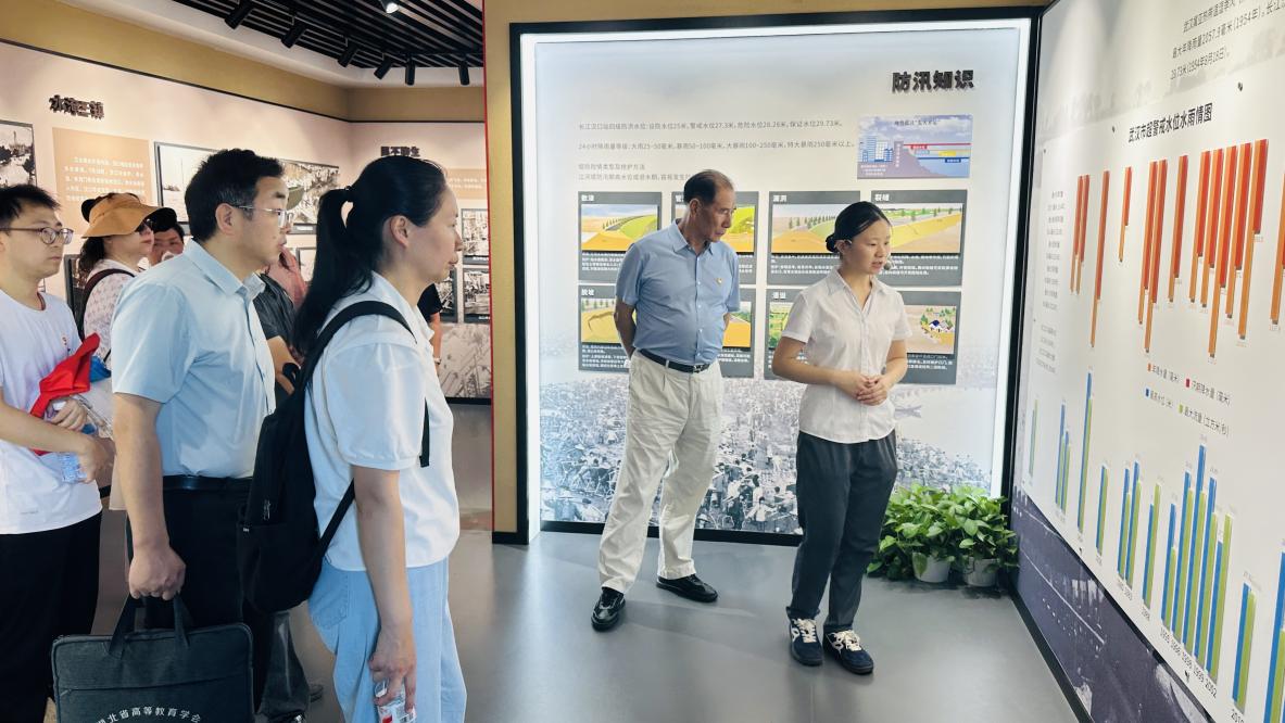 汲取防汛精神力量，共筑高校党建新篇——bat365在线中国官网登录入口、武汉城市职业学院计算机与电子信息工程学院共赴武汉防汛纪念碑开展主题党建活动