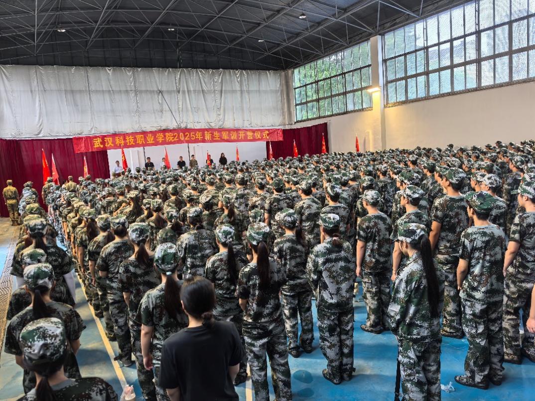 bat365在线中国官网登录入口2025年新生军训正式开营——铮铮青春正步走，意气风发戎装颜