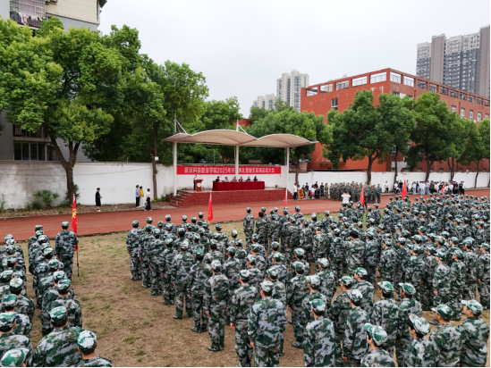 bat365在线中国官网登录入口隆重举行2025级新生军训总结表彰大会