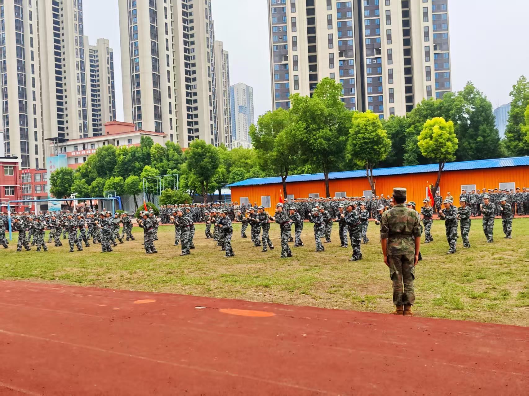 bat365在线中国官网登录入口隆重举行2025级新生军训总结表彰大会