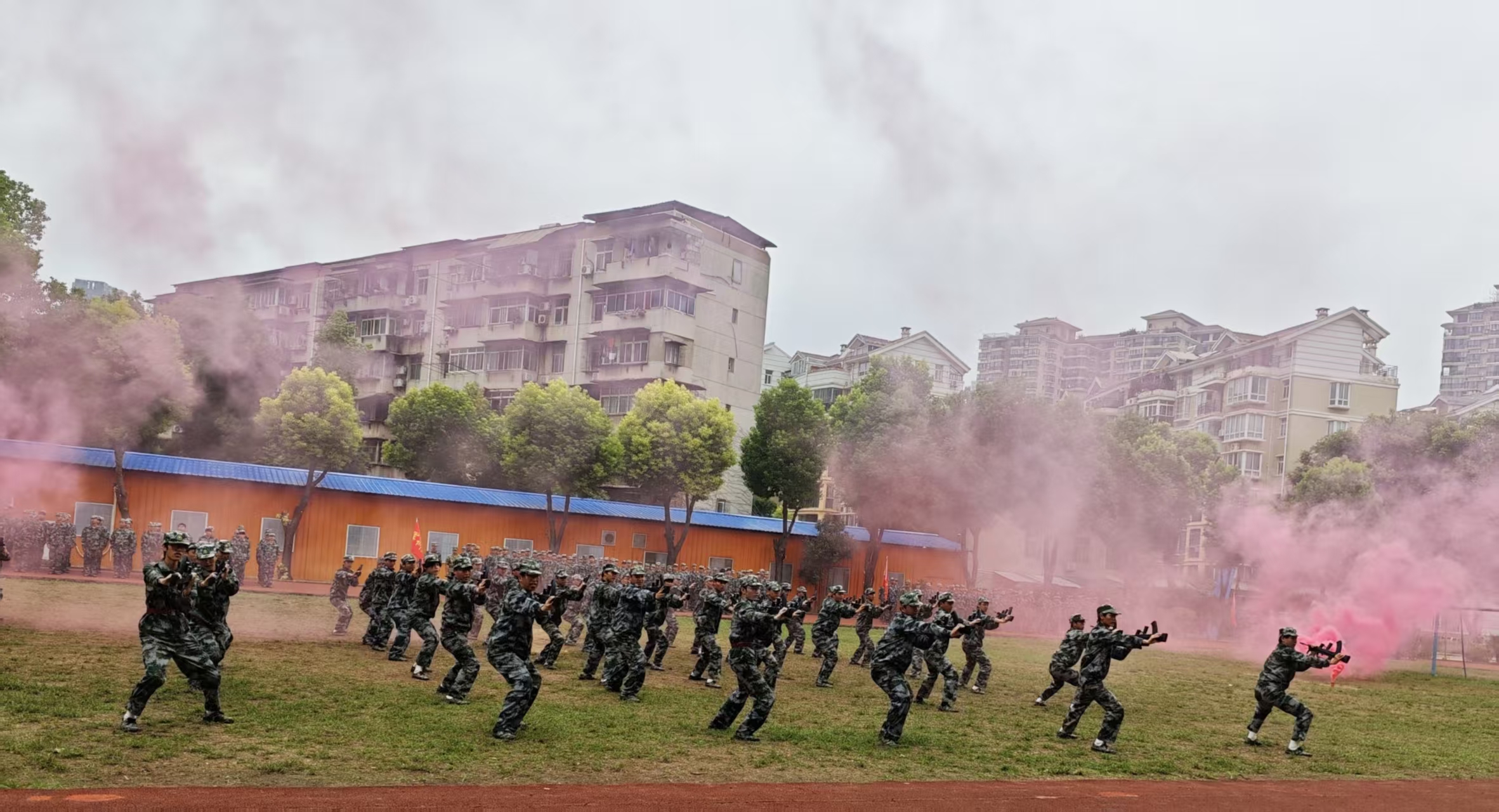 bat365在线中国官网登录入口隆重举行2025级新生军训总结表彰大会