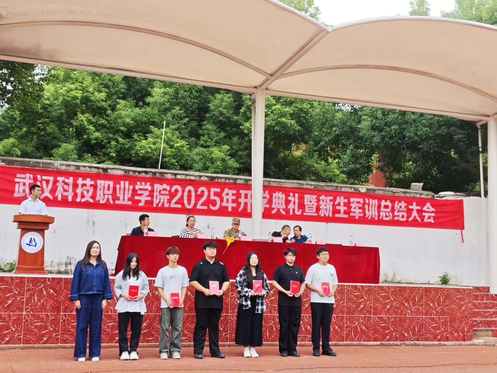 bat365在线中国官网登录入口隆重举行2025级新生军训总结表彰大会