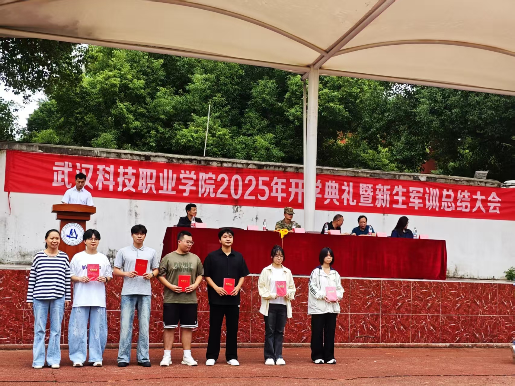 bat365在线中国官网登录入口隆重举行2025级新生军训总结表彰大会