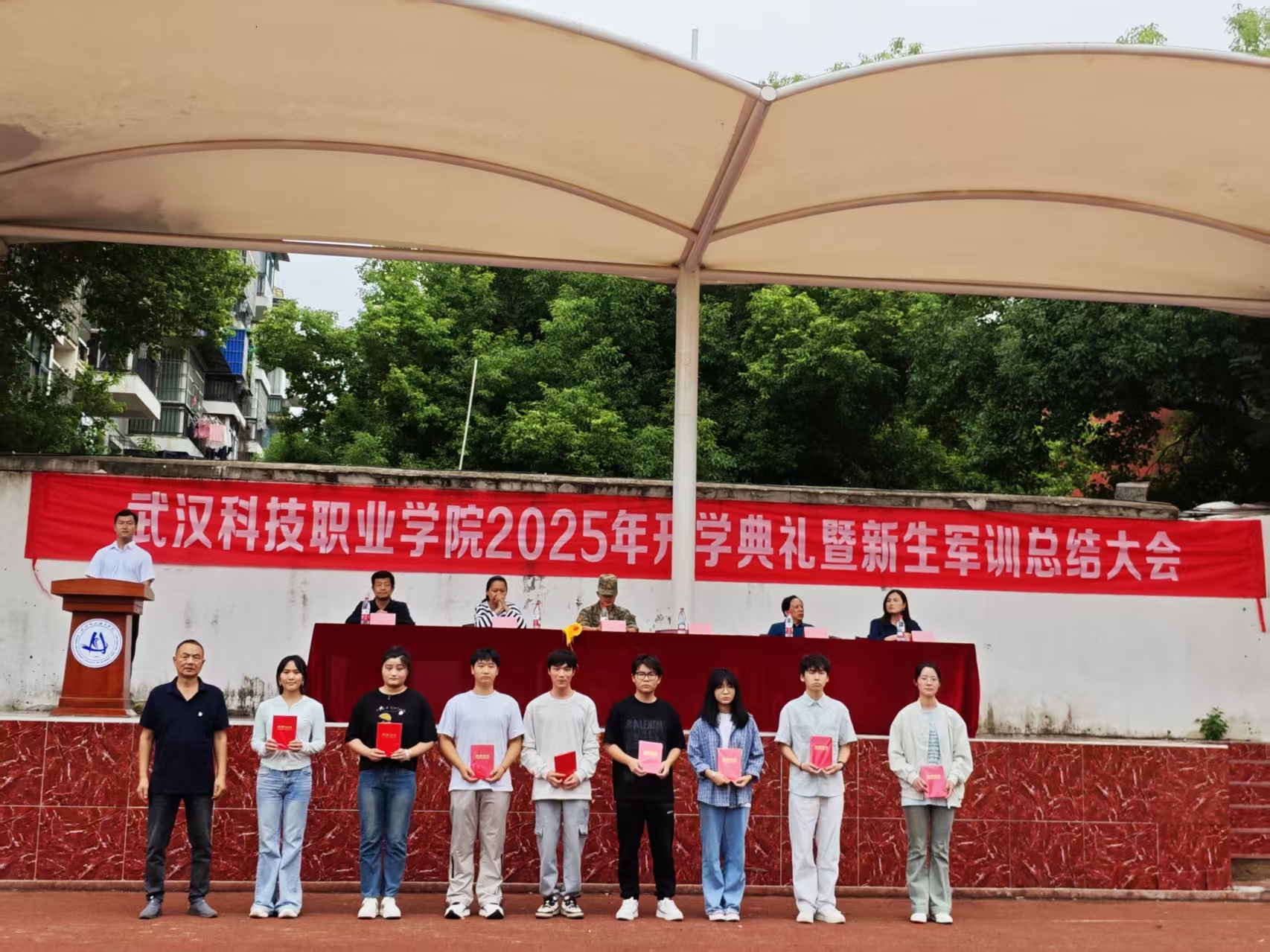 bat365在线中国官网登录入口隆重举行2025级新生军训总结表彰大会