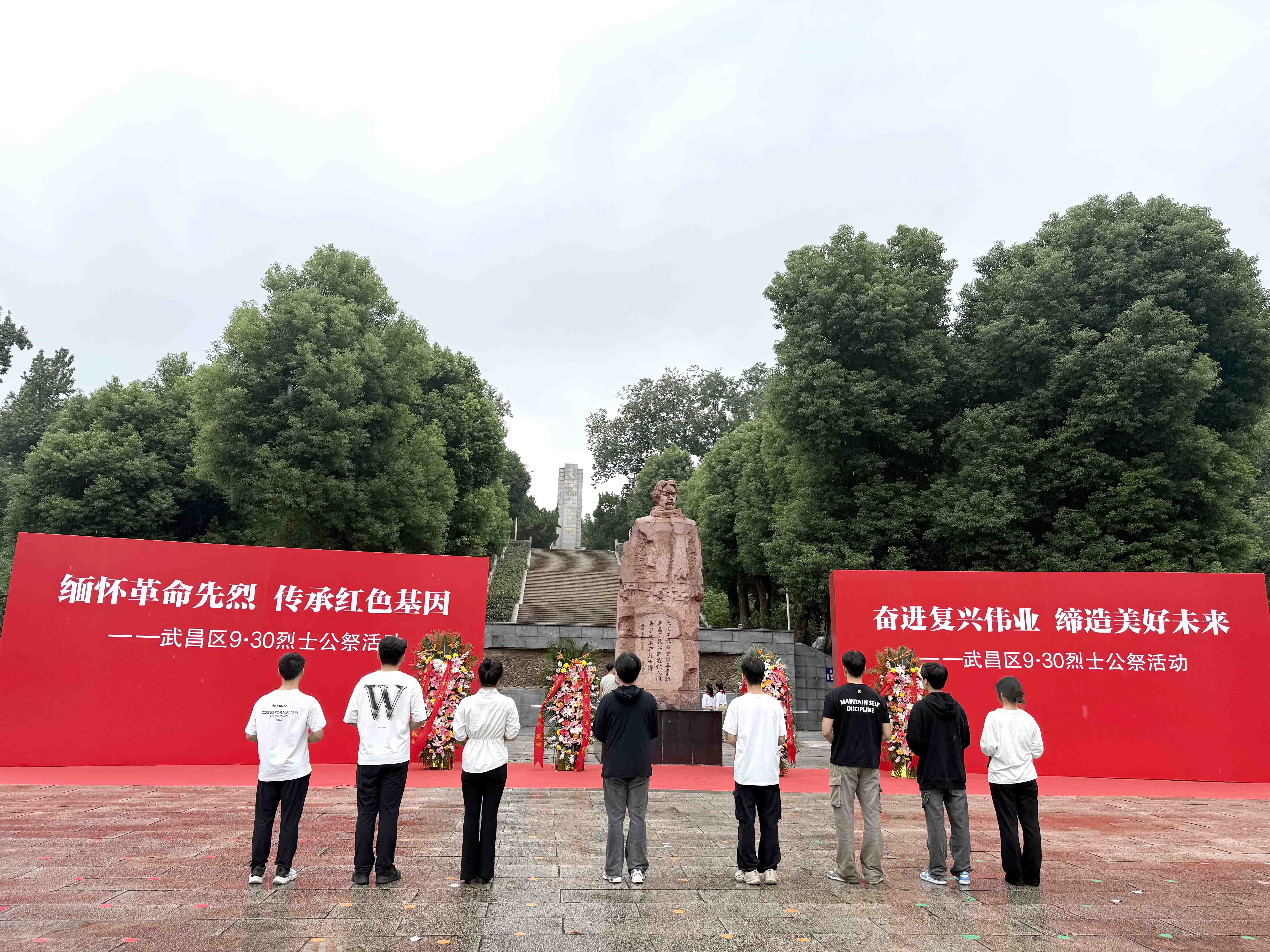 风雨寄哀思，精神永传承 ——bat365师生赴施洋烈士陵园开展祭扫活动