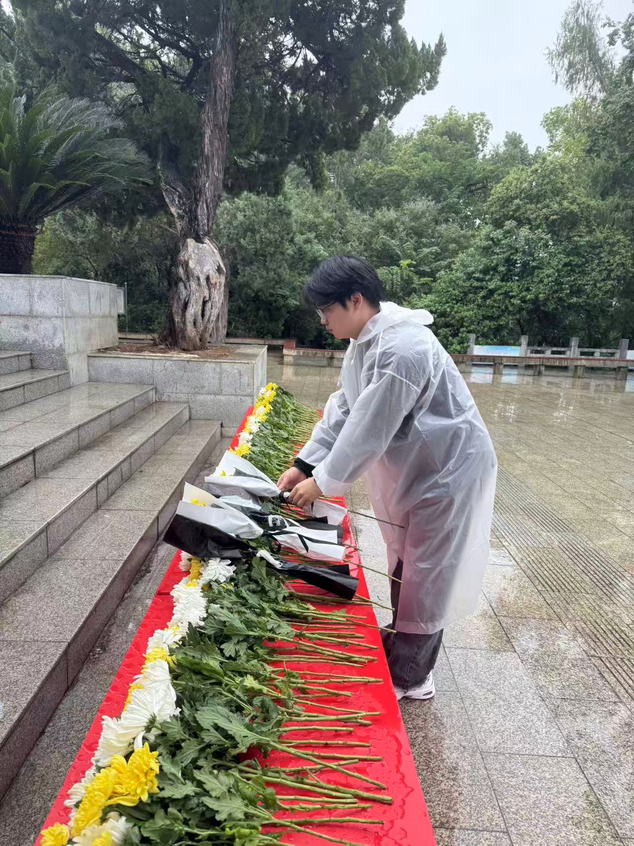 风雨寄哀思，精神永传承 ——bat365师生赴施洋烈士陵园开展祭扫活动