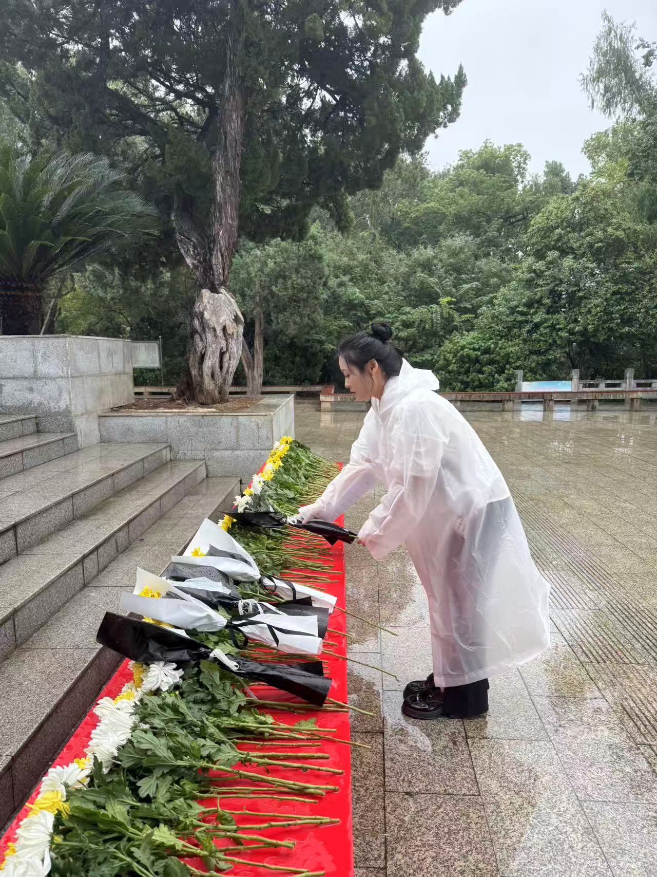 风雨寄哀思，精神永传承 ——bat365师生赴施洋烈士陵园开展祭扫活动