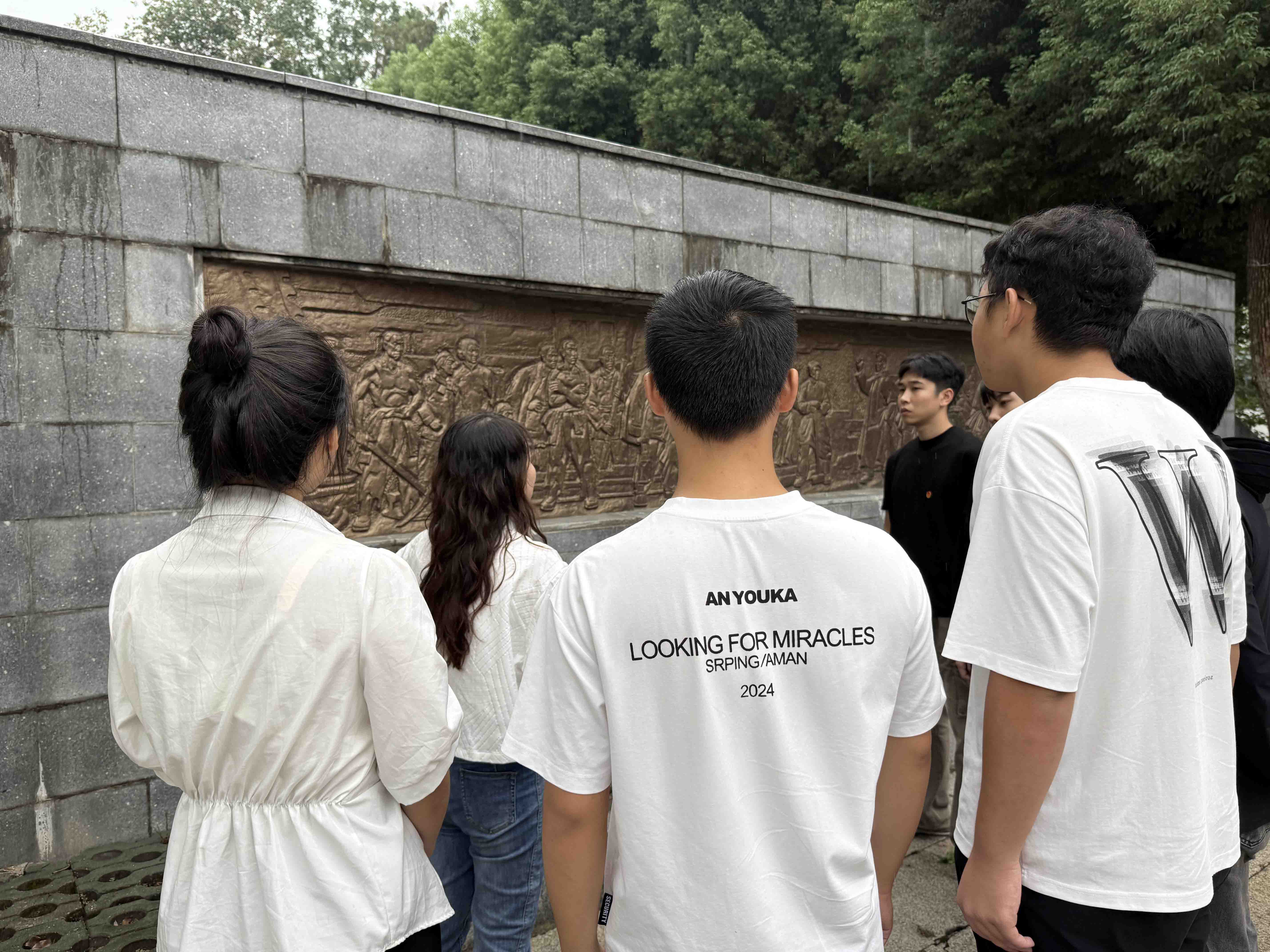 风雨寄哀思，精神永传承 ——bat365师生赴施洋烈士陵园开展祭扫活动